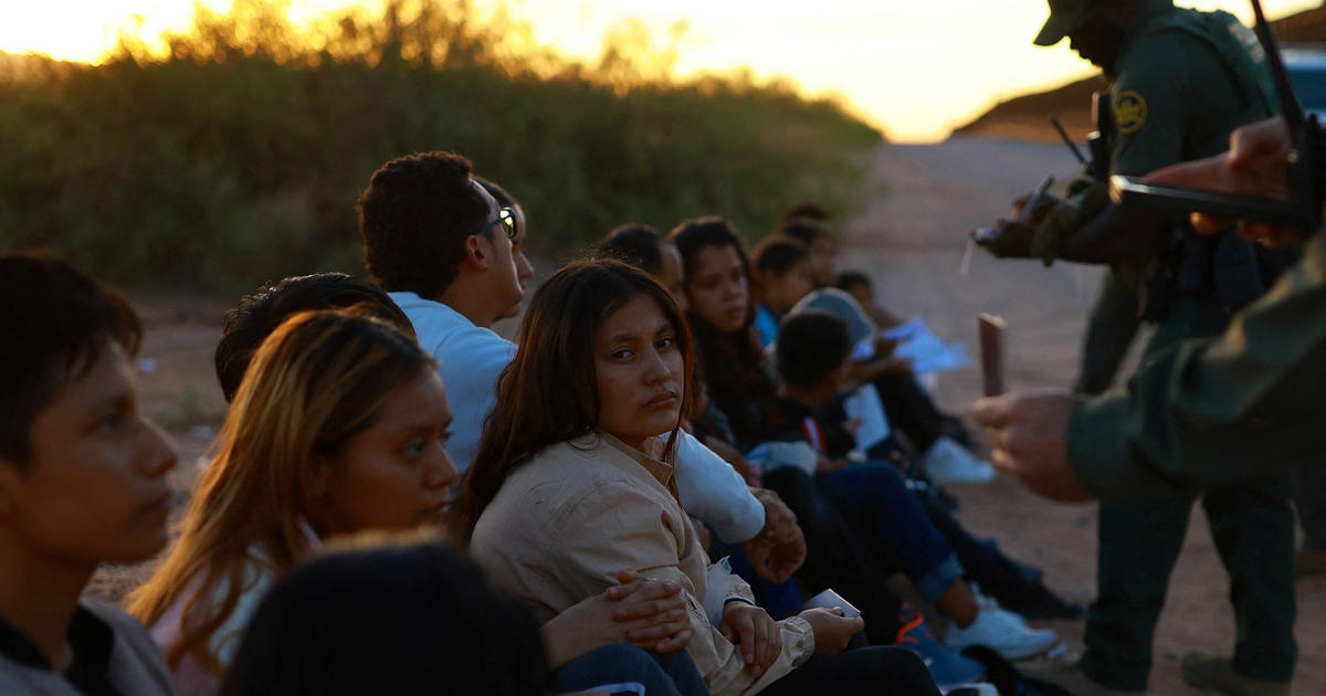 Bajo la medida fronteriza de Biden, menos inmigrantes están siendo liberados en Estados Unidos o examinados para solicitar asilo.