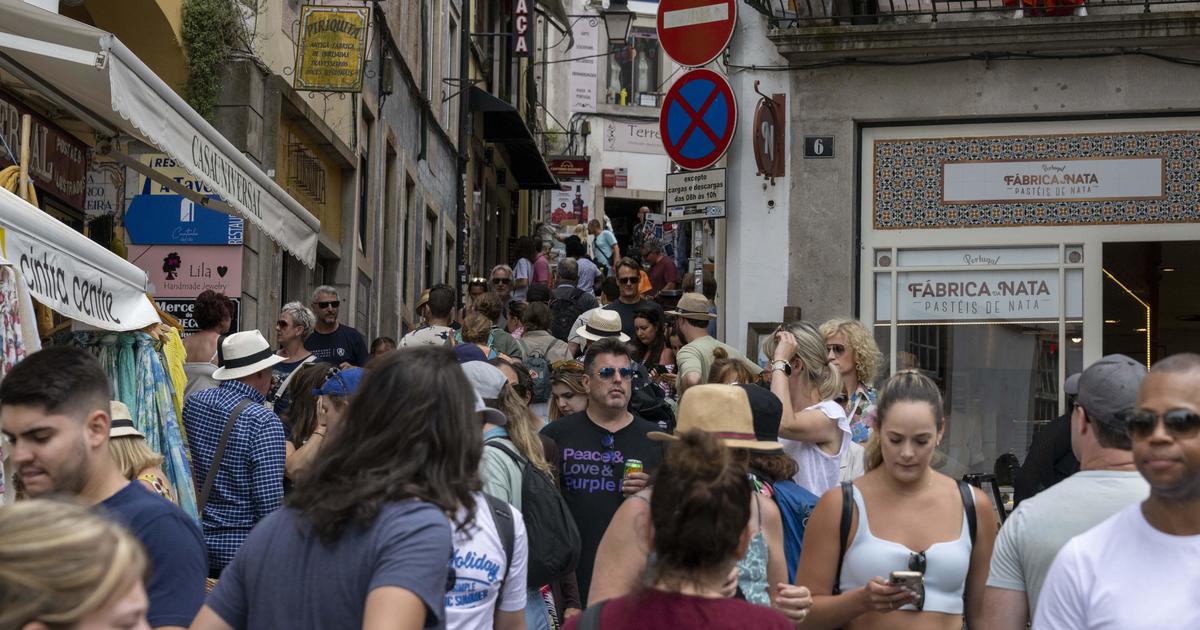 Overturizmas šią vasarą sukelia chaosą, nes keliautojai plūsta į vaizdingas turistines vietas