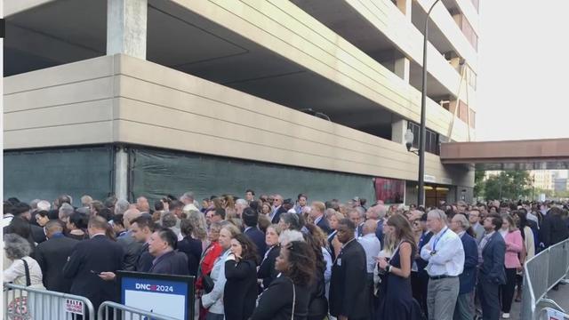 Crowds to enter DNC.jpg 