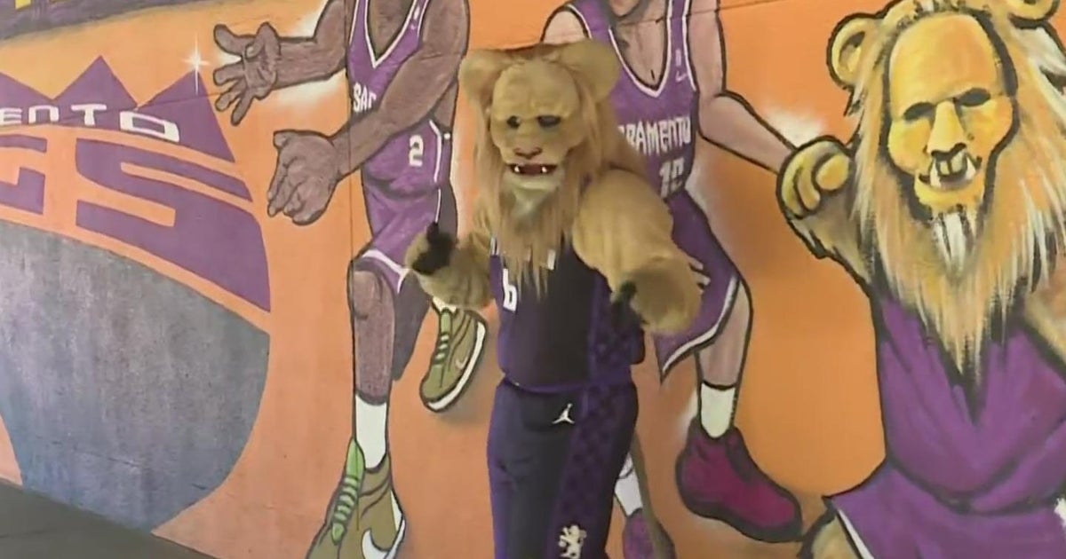 Kings mascot Slamson welcomes Sacramento kids back to school - CBS ...