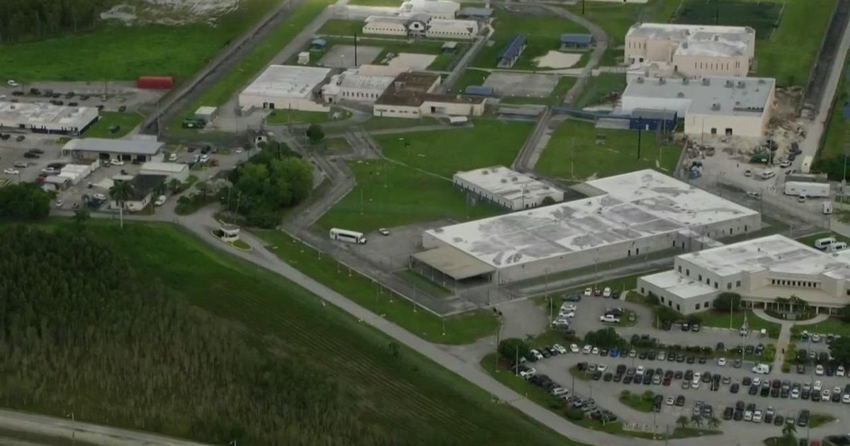 Police, feds search for detainee who escaped Krome Detention Center Police, feds search for detainee who escaped Krome Detention Center