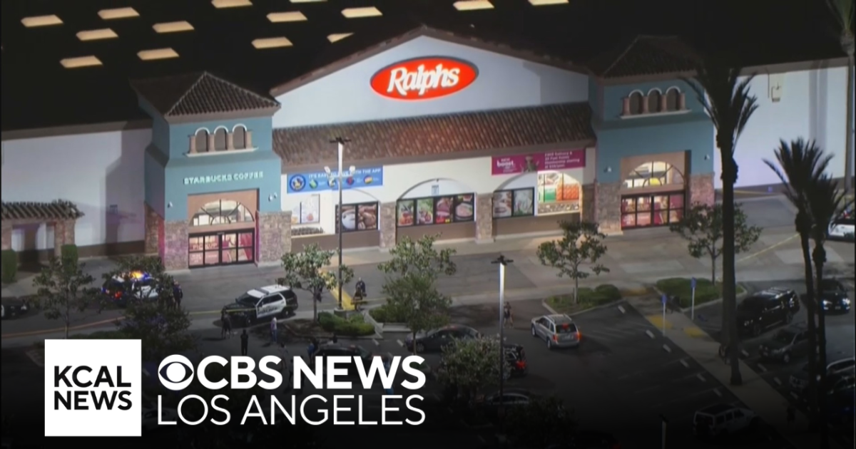 17-year-old boy limps into Granada Hills Ralph’s after bullet pierces his leg