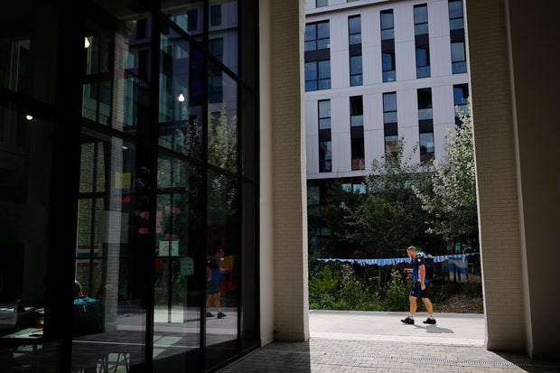 Atletas chegam à Vila Paralímpica para os Jogos Paralímpicos Paris 2024