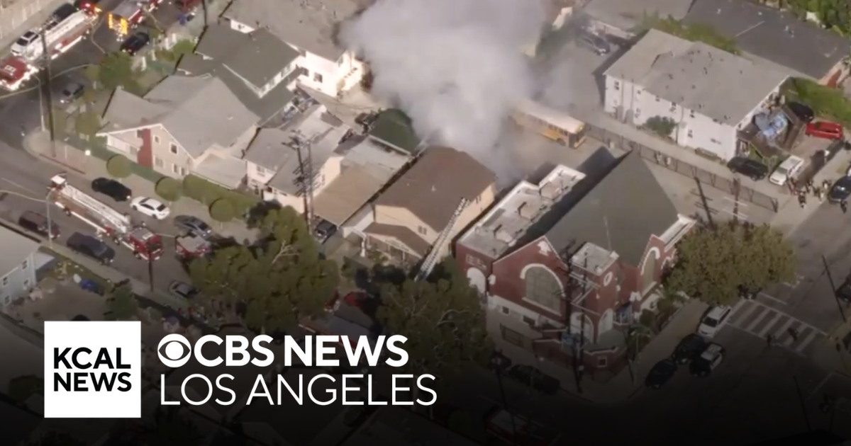 Firefighters quickly contain blaze at South LA home - CBS Los Angeles
