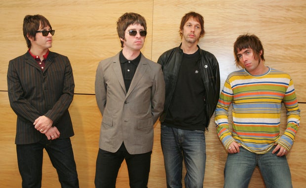 FOTO DO ARQUIVO: Membros da banda de rock britânica Oasis posam em entrevista coletiva em Hong Kong