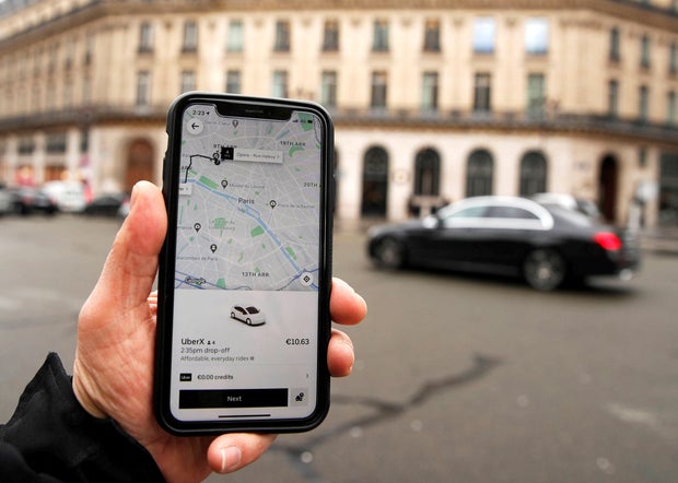 FOTO DE ARQUIVO: Uma ilustração fotográfica mostrando o aplicativo Uber em um celular no centro de Paris.