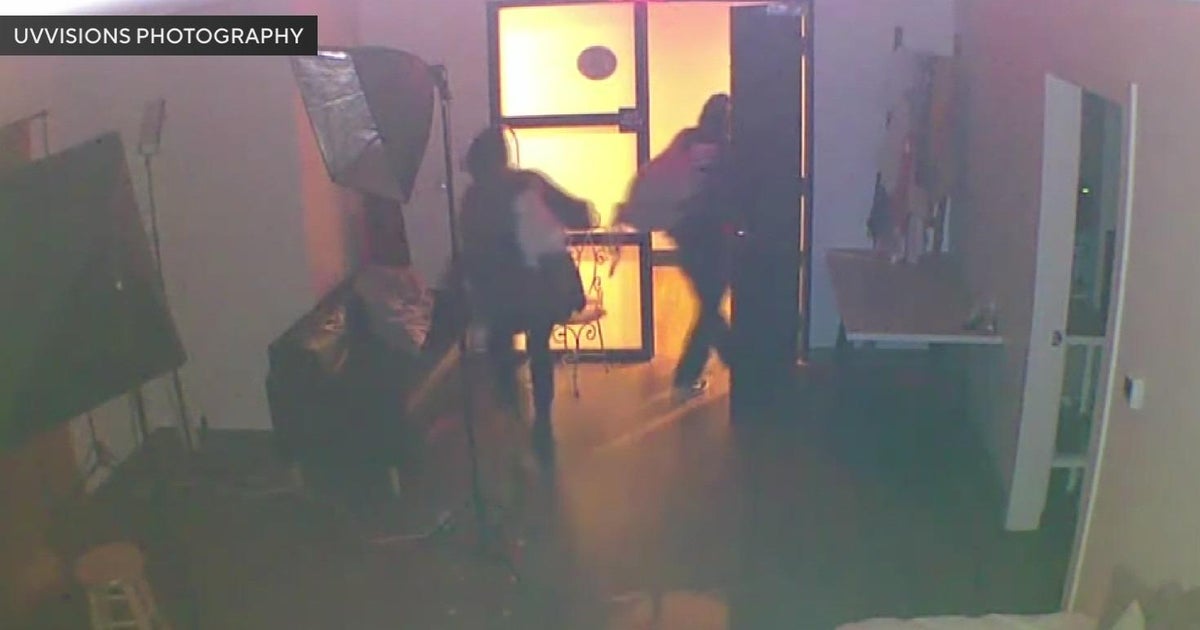 Security camera captures 2 thieves inside Sacramento photography studio