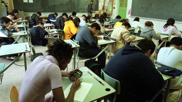 School test 12/18/01 Grade 10 students do a math test , not exam , in their classroom generic pic 