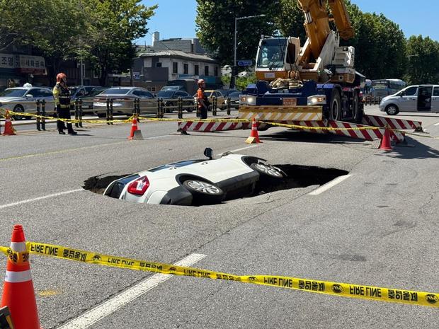 Sinkhole in Seoul "swallows" SUV, injuring two people