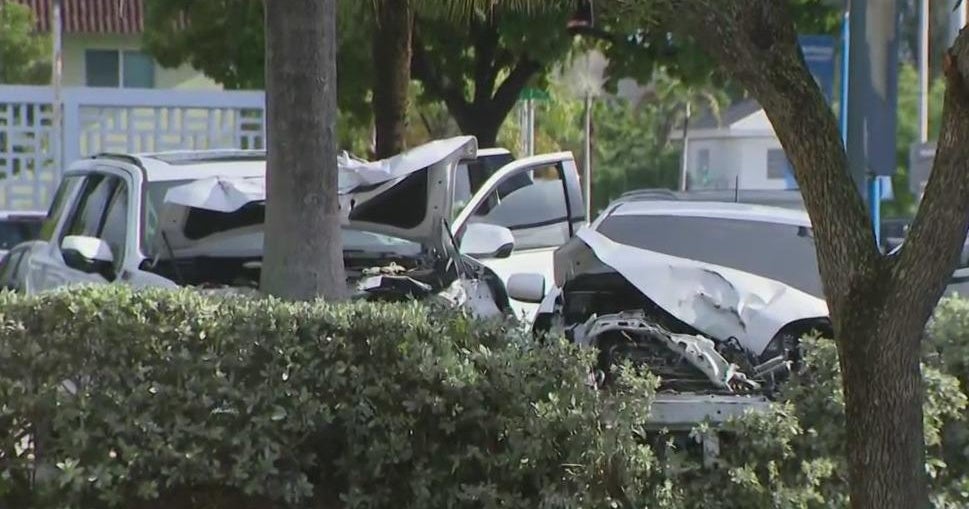 Driver ran off after deadly three car crash in southwest Miami-Dade Driver ran off after deadly three car crash in southwest Miami-Dade