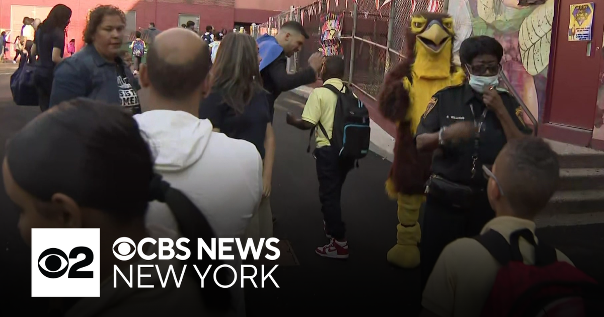 1st day of school in Newark brings longer hours - CBS New York