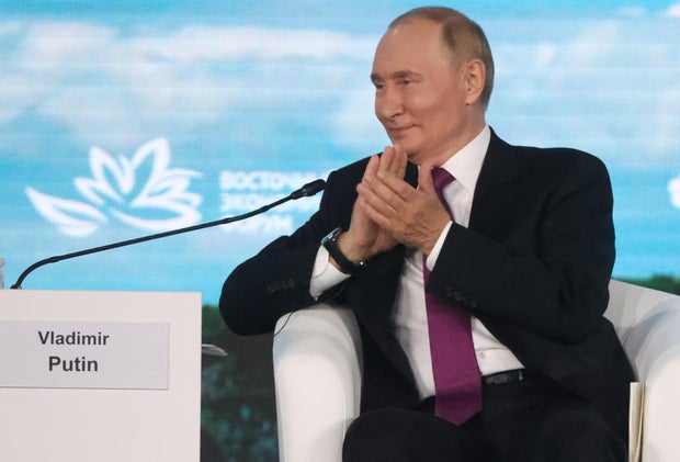 Vladimir Putin acolhe o Fórum Económico Oriental