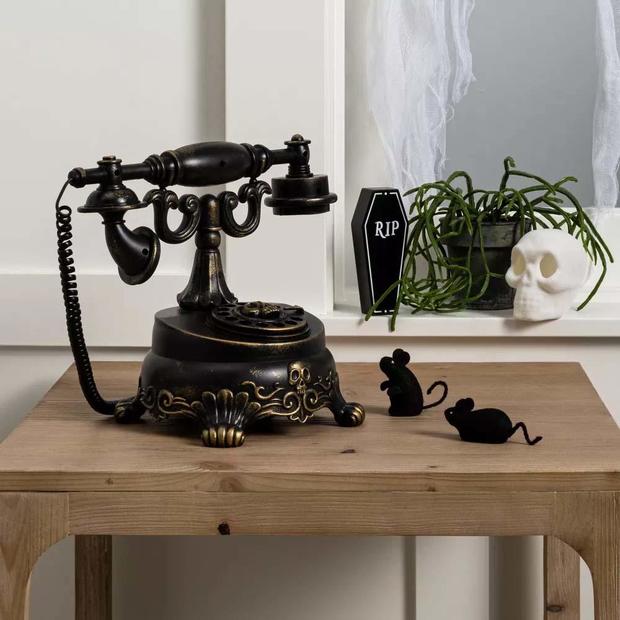 Animated eerie Victorian telephone 