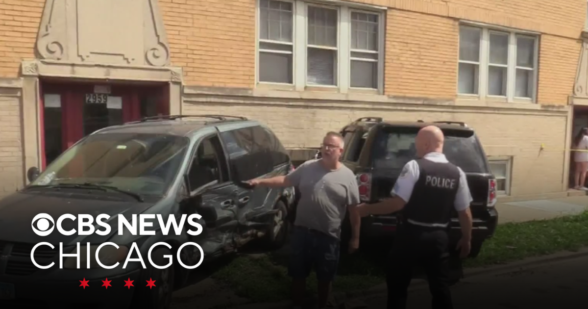 Car crashes into building on Chicago's Northwest Side - CBS Chicago