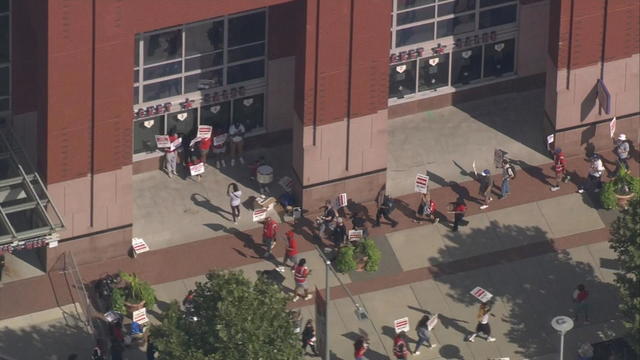 aramark-workers-picket.jpg 