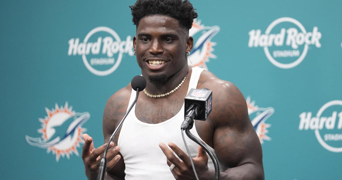 돌핀스(Dolphins)의 타이릭 힐(Tyreek Hill)이 하드록 스타디움(Hard Rock Stadium) 근처에 잠시 구금된 후 경찰이 조사 중입니다.