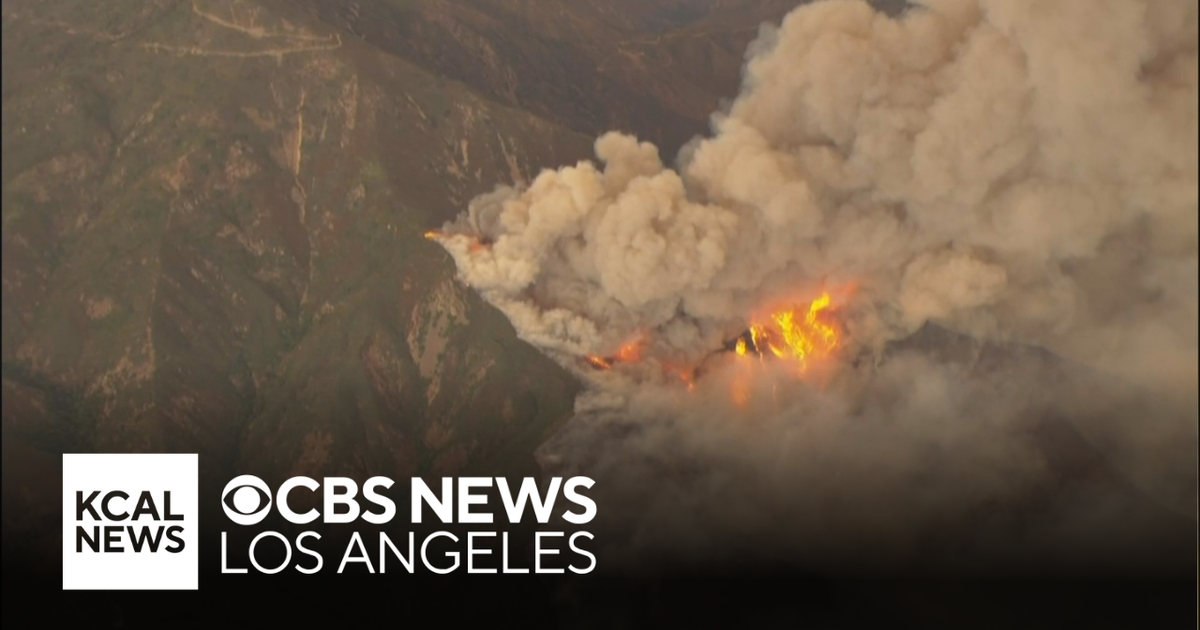 Pillars of smoke billow from 1,900-acre Airport Fire - CBS Los Angeles