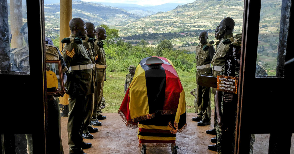 La atleta ugandesa Rebecca Cheptegei, que murió después de que su pareja le prendiera fuego, recibe un funeral militar