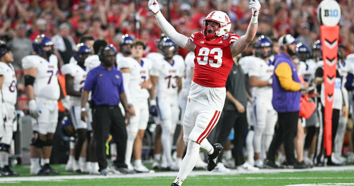 Cómo ver el partido de fútbol americano universitario de la NCAA entre Illinois y Nebraska esta noche: opciones de transmisión en vivo y más