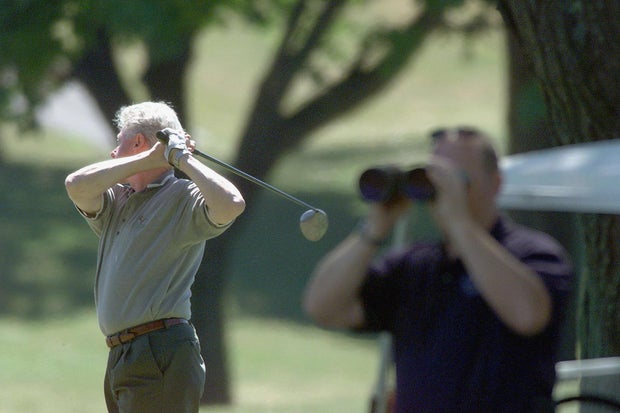 US-CLINTON-VACATION-GOLF-SECURITY