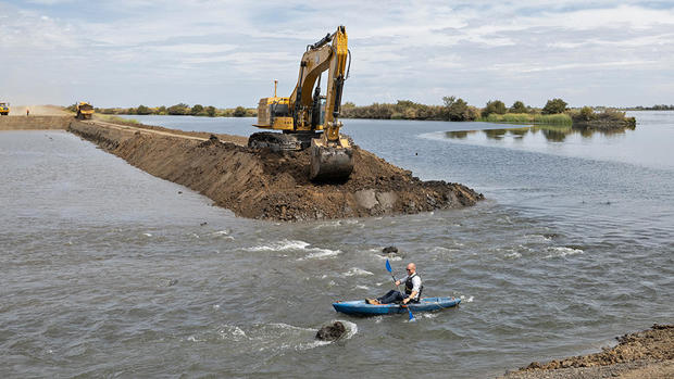 lookout-levee-kayak.jpg 