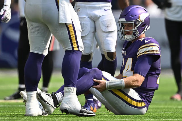 Vikings QB Sam Darnold has bruised knee and shouldn't miss time, coach says  - CBS Minnesota