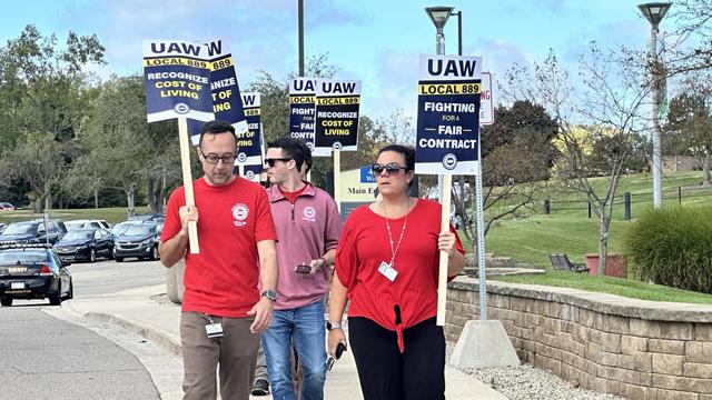 uaw-oakland-county-government-workers.jpg 