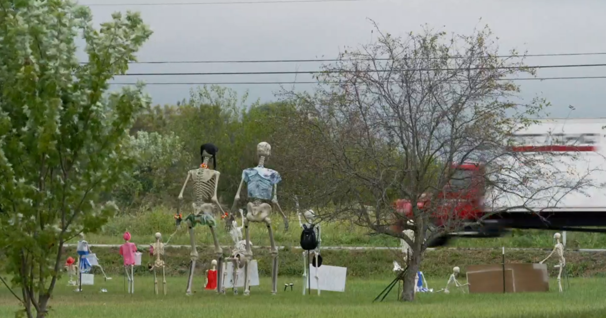 Un hombre pensó en reducir la exhibición de Halloween hasta que se convirtió en una sorprendente fuente de alegría para un paciente con cáncer.