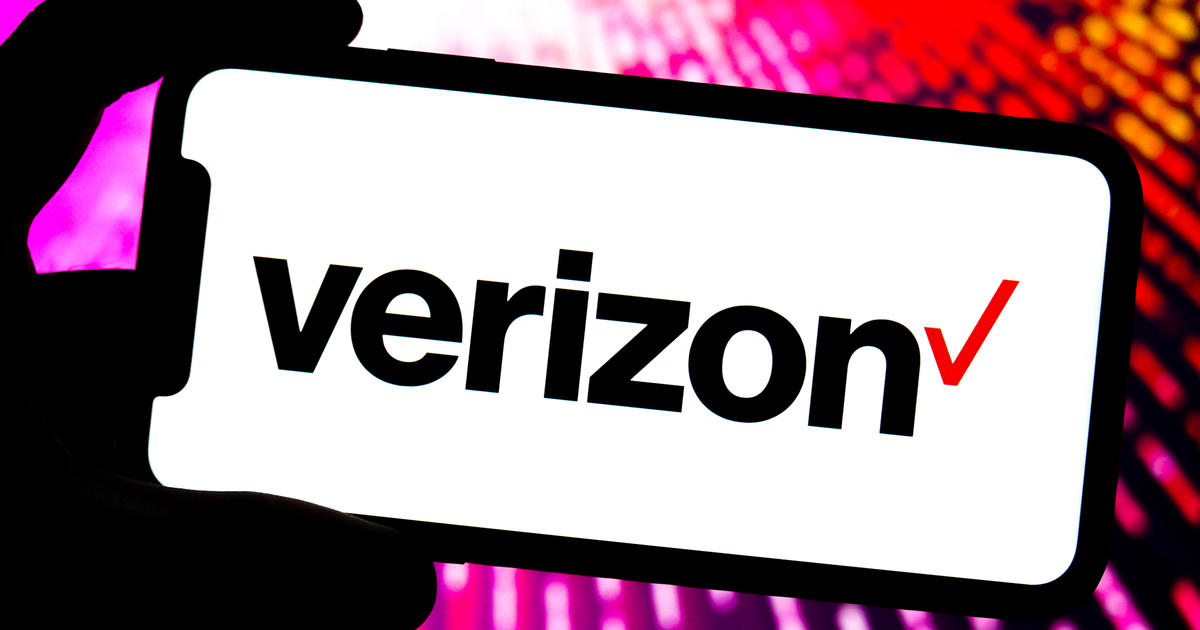 Verizon shoppers record popular outages, with cellphones restricted to SOS mode