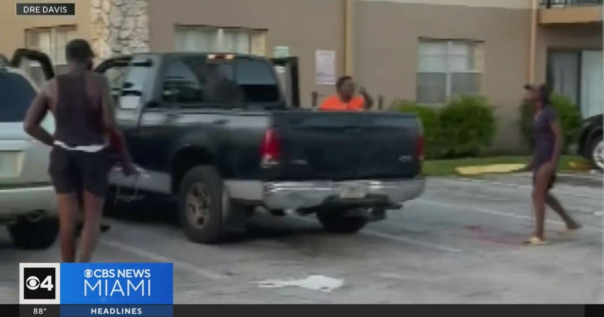 Woman stabs man during alleged robbery attempt in Lauderhill - CBS Miami