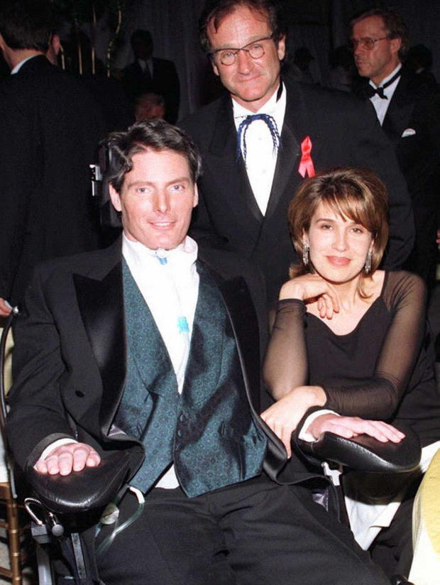 O ator Christopher Reeve (L), sua esposa Dana (R) e com 