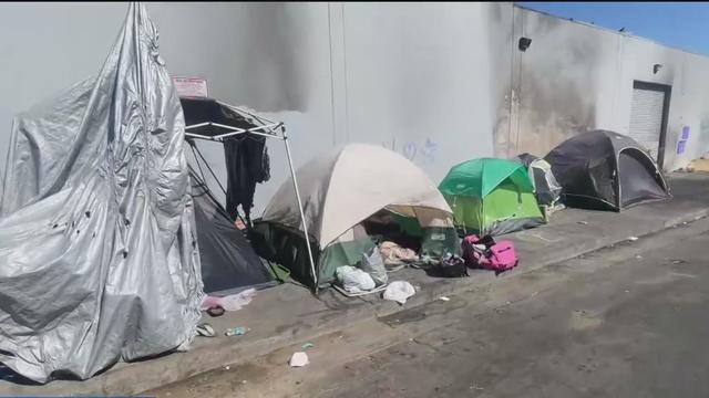 west-oakland-homeless-tents-100524.jpg 