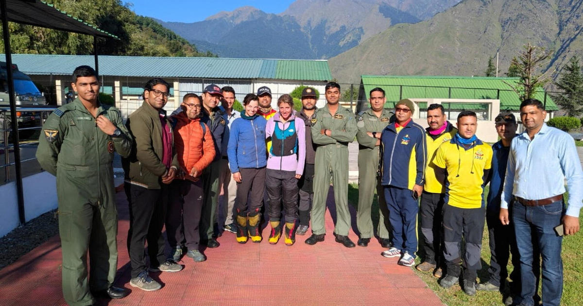 Alpinistas estadounidenses y británicos rescatados después de dos días varados en las montañas del Himalaya en India