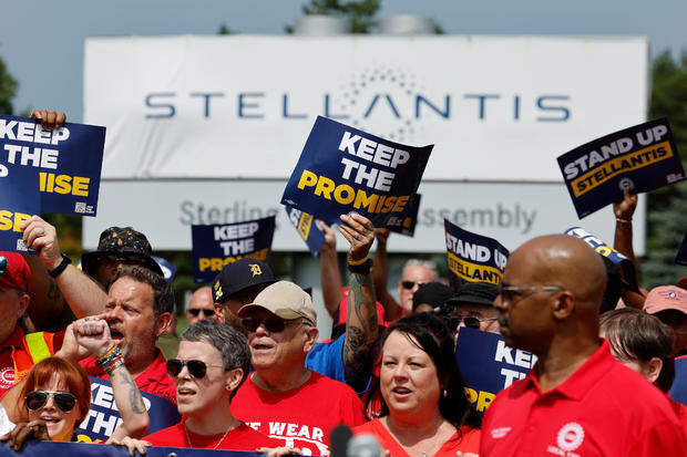 UAW Members Rally Outside Stellantis Sterling Heights Assembly Plant 