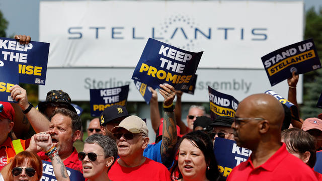 UAW Members Rally Outside Stellantis Sterling Heights Assembly Plant 