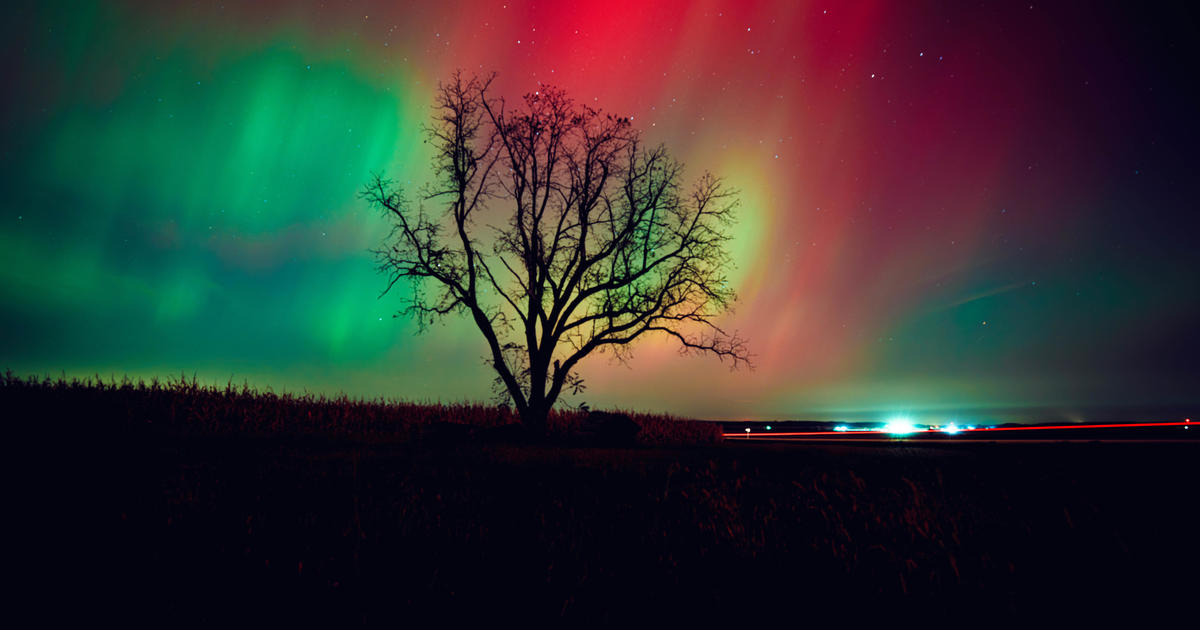 Usar el modo nocturno en tu teléfono puede ayudar a capturar fotografías de la aurora boreal. Aquí se explica cómo activarlo.