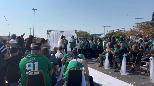 Couple celebrates wedding at Philadelphia Eagles tailgate outside Lincoln Financial Field 