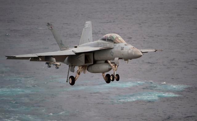 Un Boeing EA-18G Growler aterriza en la cubierta del USS George H.W. Portaaviones Bush en el Océano Atlántico el 25 de octubre de 2017, mientras el grupo de ataque de portaaviones participa en la Operación Bold Alligator, un ejercicio de guerra multinacional organizado por los Estados Unidos