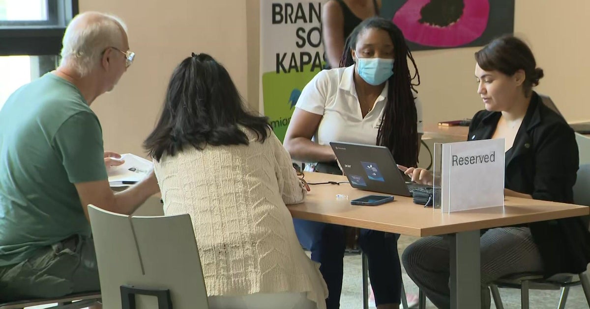 Thousands apply on first day of Miami-Dade public housing program Thousands apply on first day of Miami-Dade public housing program