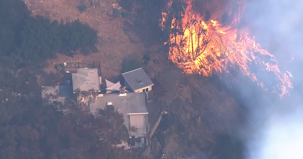 Fire burns homes on hillside in Oakland amid high winds day; residents evacuated