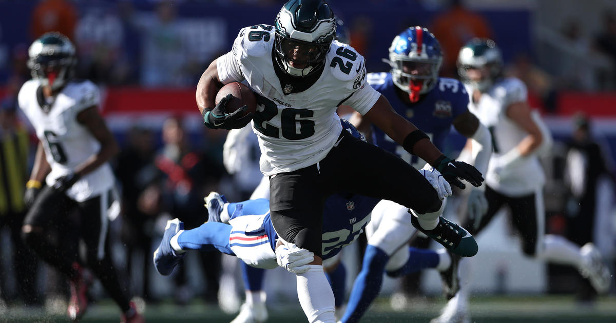 Saquon Barkley runs wild in return, Eagles toy with inept Giants