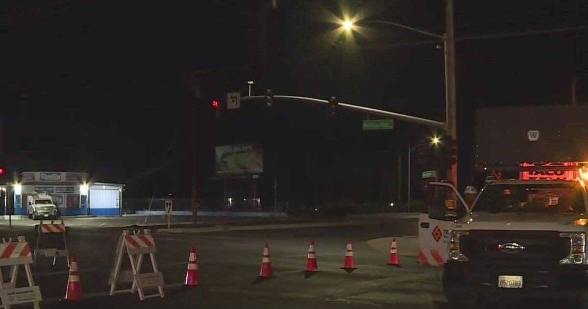 Crash causes gas leak along Sacramento street
