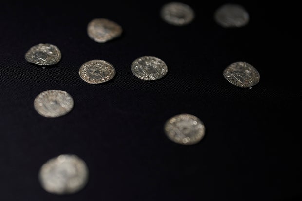 Uma seleção de moedas que datam da época da invasão normanda da Grã-Bretanha em 1066, que fazem parte do tesouro de 2.584 moedas de Chew Valley, será exibida no Museu Britânico, em Londres, em 22 de outubro de 2024.