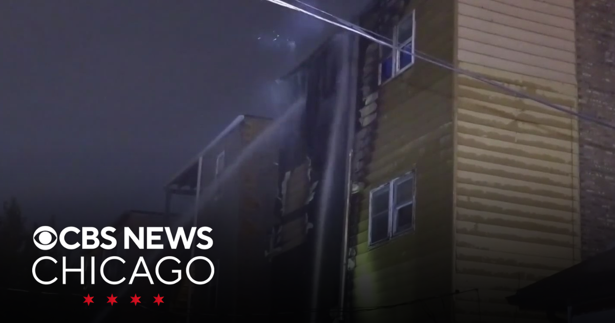 Chicago police officers run into apartment fire to alert residents in ...