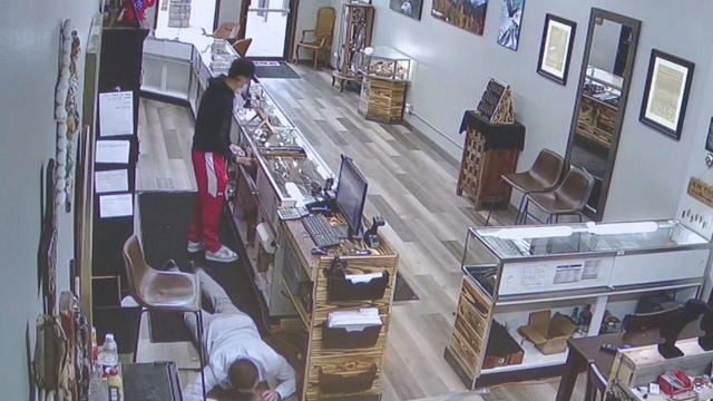 arapahoe-jewelry-robbery-6pkg-frame-646.jpg 