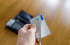 Irreversible destruction of a deactivated payment card by cutting with scissors 