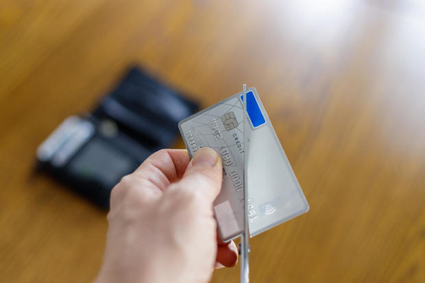 Irreversible destruction of a deactivated payment card by cutting with scissors 