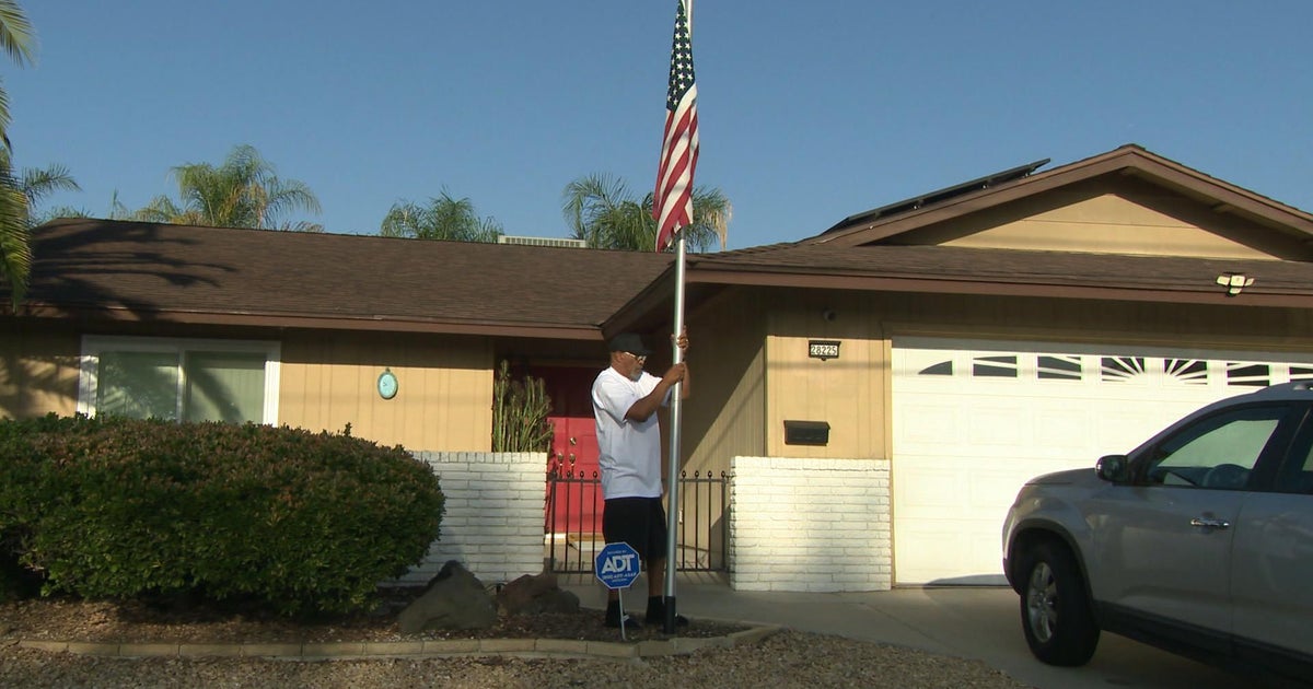 Vietnam veteran gives new U.S. flag to patriot who couldn