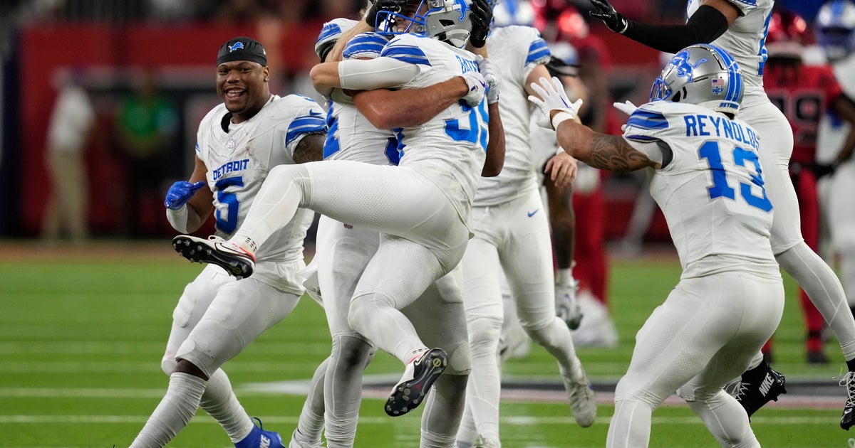 Jake Bates makes 52-yarder as time expires, Lions beat Texans 26-23