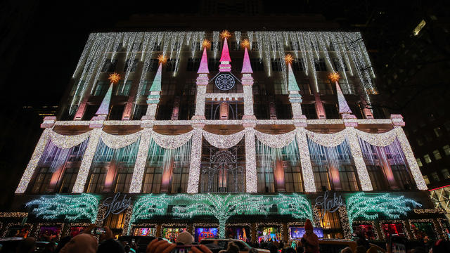 Crowd gathered for holiday lights in NYC 